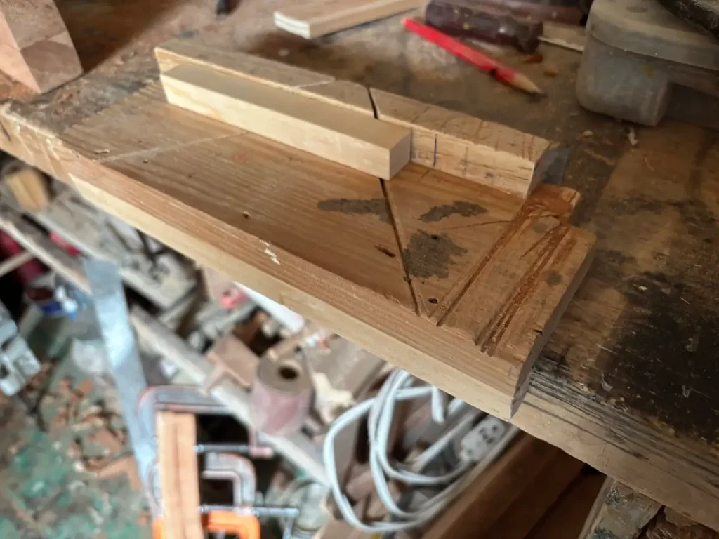 Ingletadora manual de fabricación en el taller de carintería a falta de una ingletadora formal.