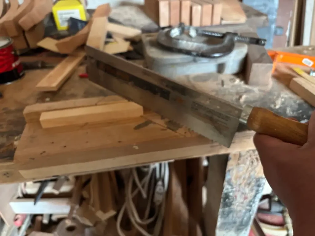 Cortando con una ingletadora manual