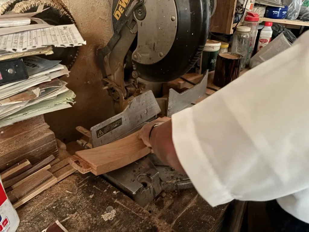 Pieza para respaldo de silla en madera de cedro preparado para corte de espiga con sierra de inglete