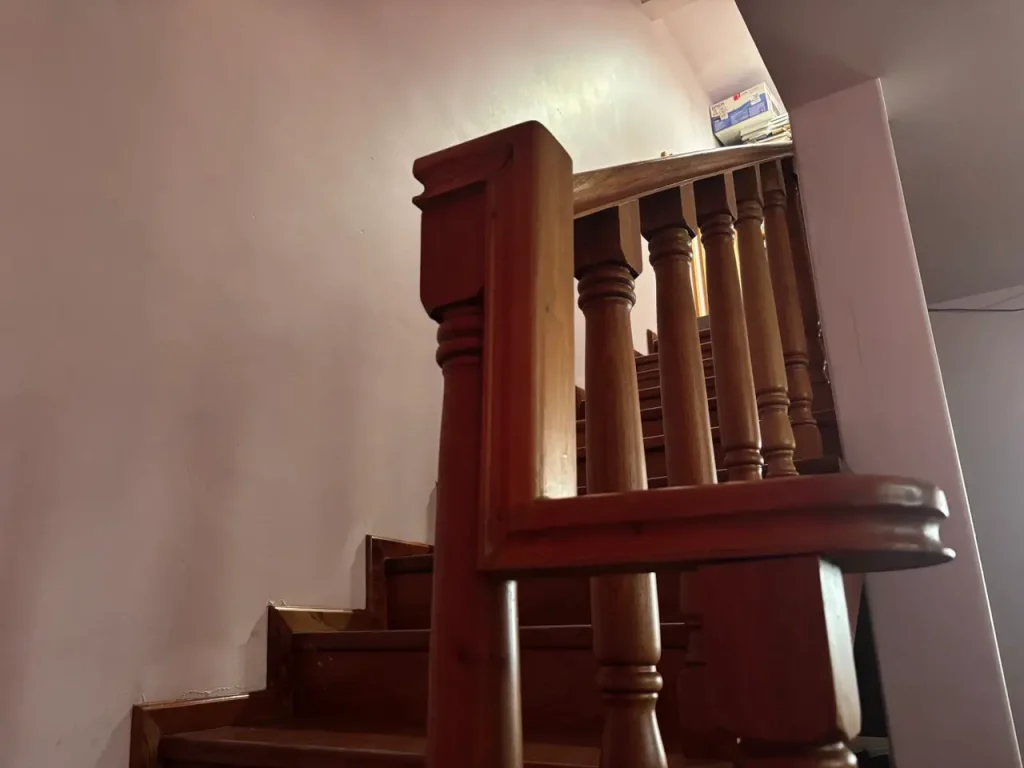 Barandal de madera de cedro con cortes realizados con sierra ingletadora para madera.