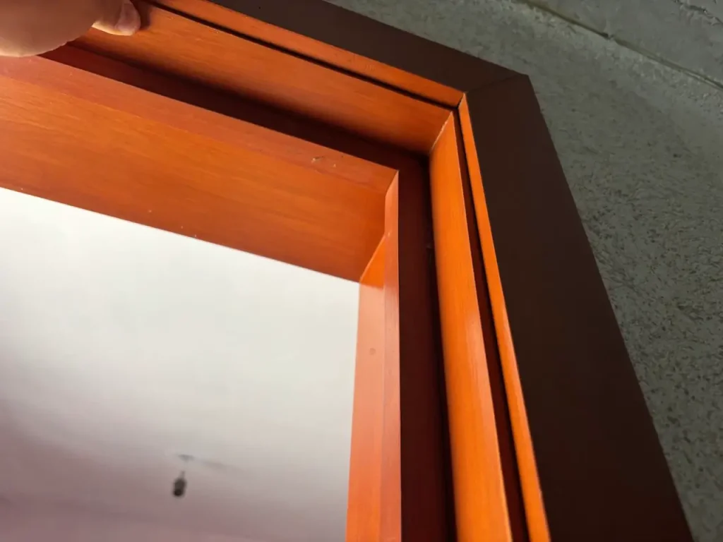 Cortes en marco de puerta de recámara realizados con sierra de inglete