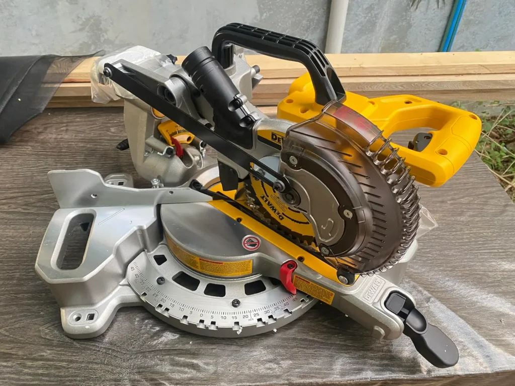 🟣 Sierra ingletadora inalámbrica DeWalt DCS361B 20V lista para trabajar en taller real después de la compra