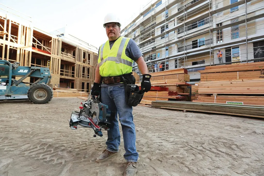 🟣 Sierra ingletadora Bosch portátil fácil de mover para trabajos de carpintería