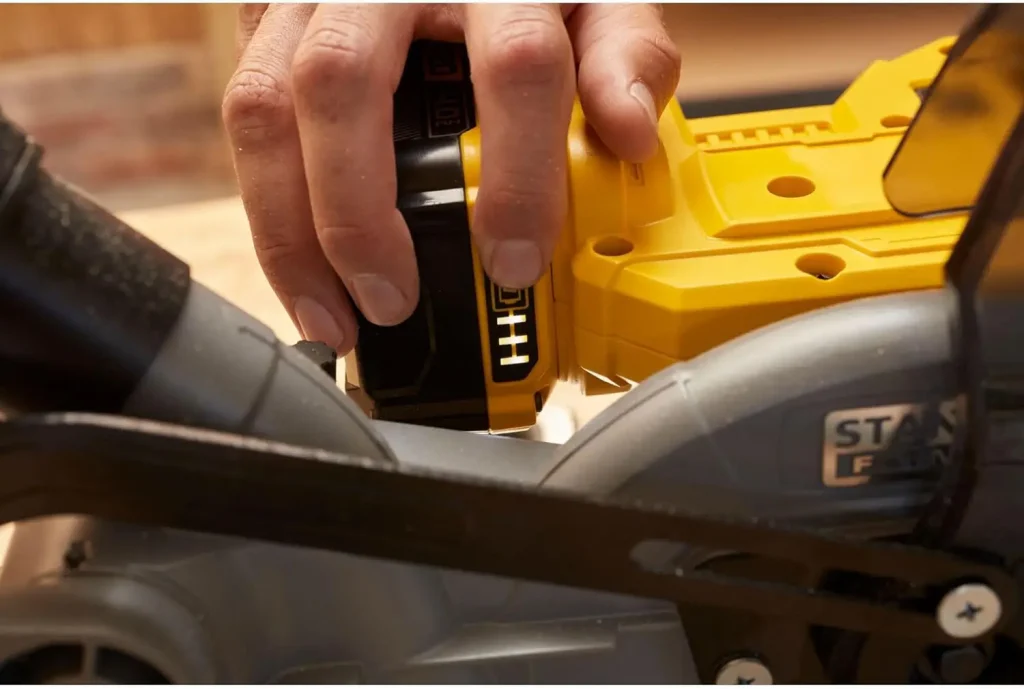 🟣 Ingletadora inalámbrica Stanley 20V sistema V20 en uso. Comprala ya! ! !